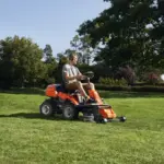 Tondeuse autoportée Rider R 214 T - Husqvarna R214T – [Port Offert] – Coupe 94 cm – Hydrostatique – Coupe frontale – Bicylindre